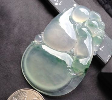 不同的人适合什么样的翡翠挂件？选取翡翠挂件有什么需要注意的地方？
