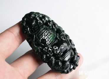 黑色翡翠挂件该如何选择,未来的价值会是多少 黑色翡翠挂件该如何选择,未来的价值会是多少