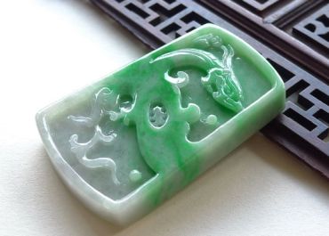 翡翠龙凤呈祥牌的寓意是什么？佩戴翡翠龙凤呈祥牌有什么好处？