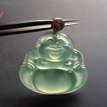 不同的人适合什么样的翡翠挂件？选取翡翠挂件有什么需要注意的地方？