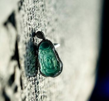 翡翠蓝水有哪些特点？购买翡翠蓝水时需要注意什么？