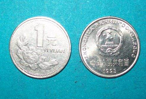 这枚1999年牡丹一元硬币,在硬币币面上出现了一道深深的划痕,经过仔细