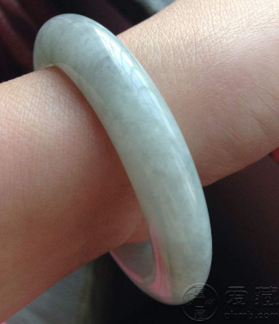 糯种翡翠镯子糯种翡翠镯子全是棉絮