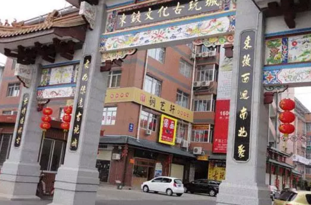 1.万寿路古玩市场位于厦门万寿北里49号附近,每周五摆摊.   2.