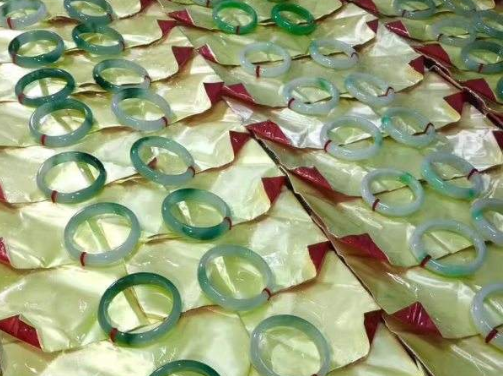 翡翠挂件：传递情感的艺术作品