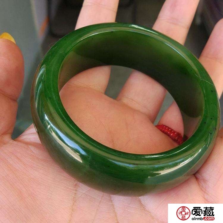 一万多的俄料碧玉手镯介绍 跟<u>和田玉</u>碧玉相比如何